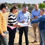El alcalde de Tomares visita los terrenos donde se construirá el nuevo parque infantil / La Razón
