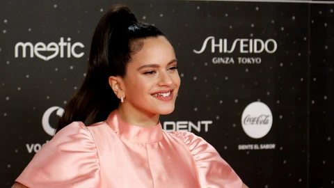 La cantante Rosalía a su llegada a la alfombra roja de los premios "40 Music Awards".