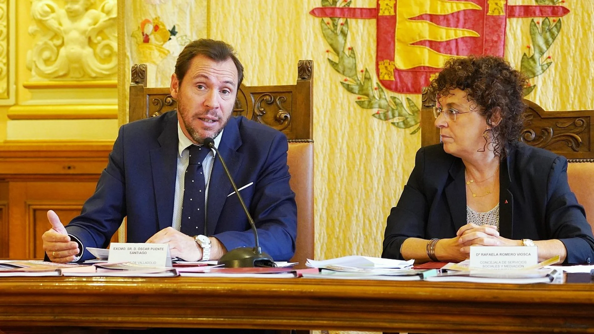 El alcalde de Valladolid, Óscar Puente, y la concejela de Servicios Sociales y Mediación Comunitaria, Rafaela Romero, durante la presentación de los Planes Sectoriales