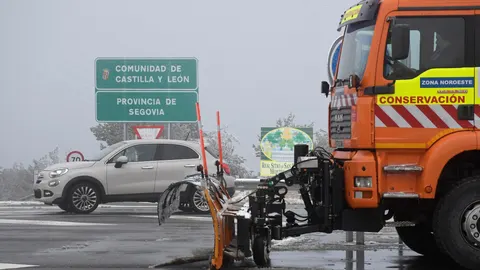 Máquina quitanieves preparadas ante la alerta de nieve