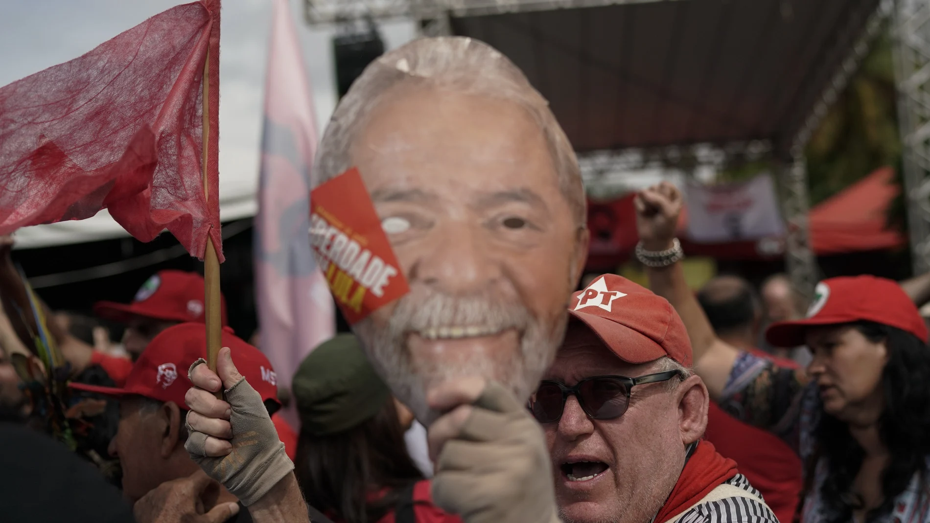Un seguidor de Lula da Silva levanta una máscara con su retrato ante la sede de la Policía Federal en Curitiba