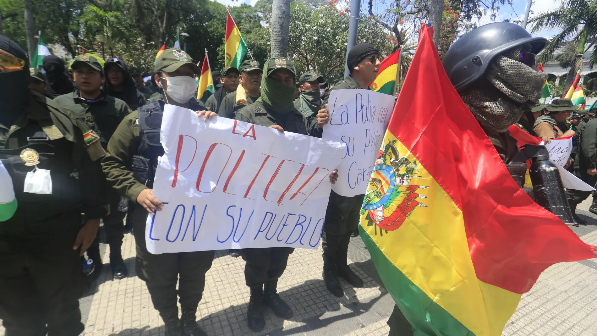 Policías se repliegan a sus comisarías en varias ciudades de Bolivia