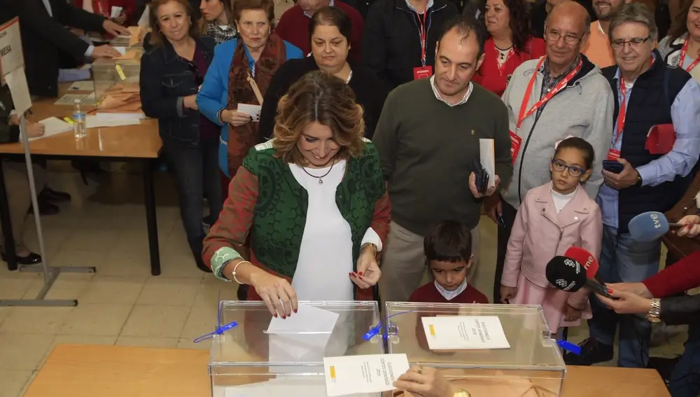La líder del PSOE andaluz votó en Triana Manuel junto a su marido y a su hijo