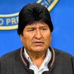 El presidente de Bolivia, Evo Morales, habla durante una breve comparecencia en la mañana de este domingo, en el hangar presidencial de El Alto (Bolivia). Morales confirmó en la tarde del mismo día que renuncia a la Presidencia después de casi 14 años en el poder, en un video desde algún lugar del país.