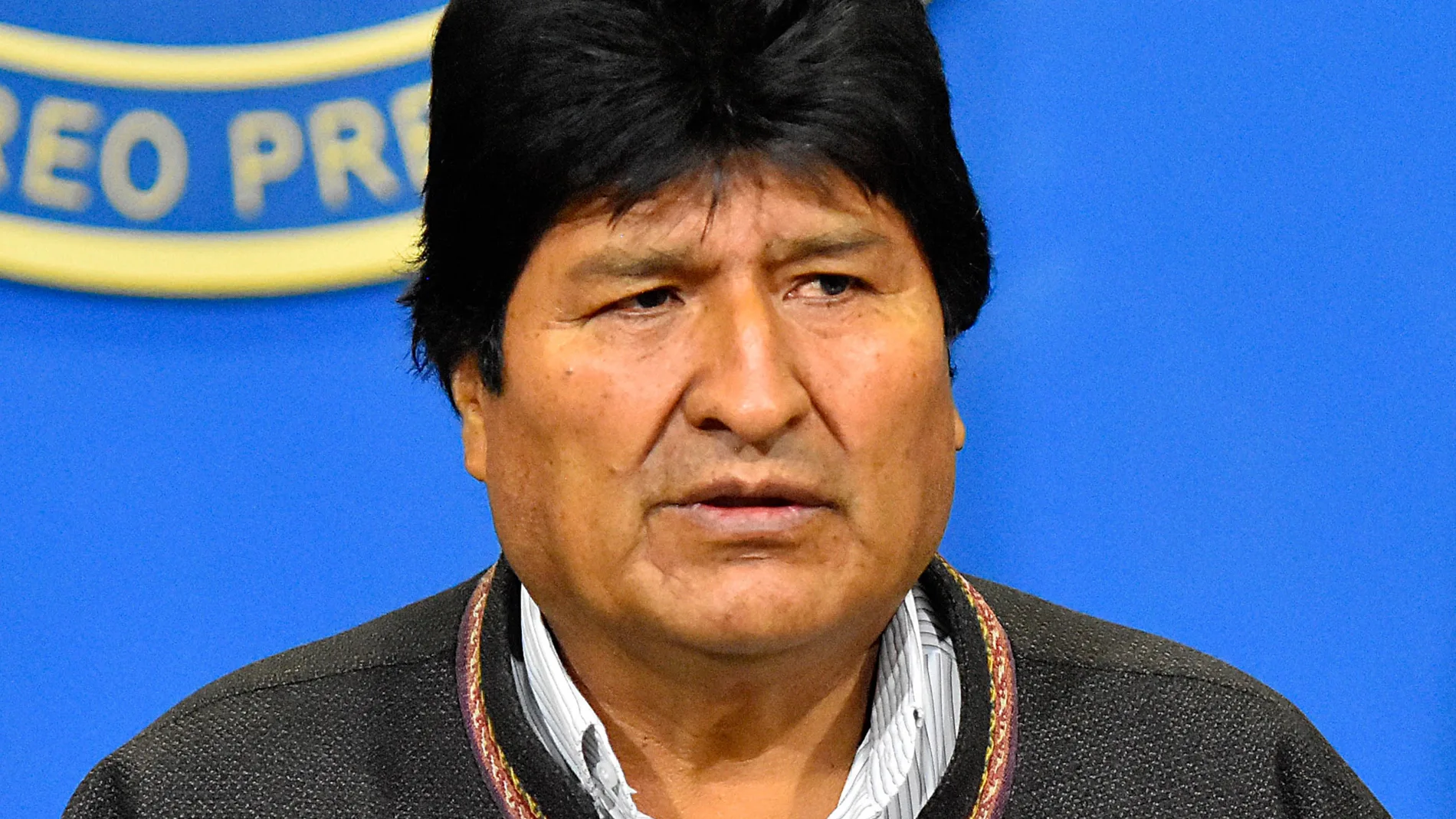 El presidente de Bolivia, Evo Morales, habla durante una breve comparecencia en la mañana de este domingo, en el hangar presidencial de El Alto (Bolivia). Morales confirmó en la tarde del mismo día que renuncia a la Presidencia después de casi 14 años en el poder, en un video desde algún lugar del país.