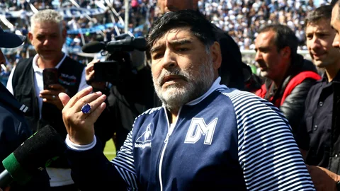 El director técnico de Gimnasia y Esgrima, el exfutbolista argentino Diego Maradona, festeja la victoria 3 a 0 de su equipo ante Aldosivi este domingo en un partido de la Superliga del fútbol argentino, en el estadio José María Minella, Mar del Plata (Argentina)