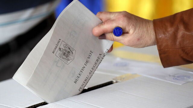 Una ciudadana rumana introduce su vota en la urna