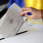Una ciudadana rumana introduce su vota en la urna