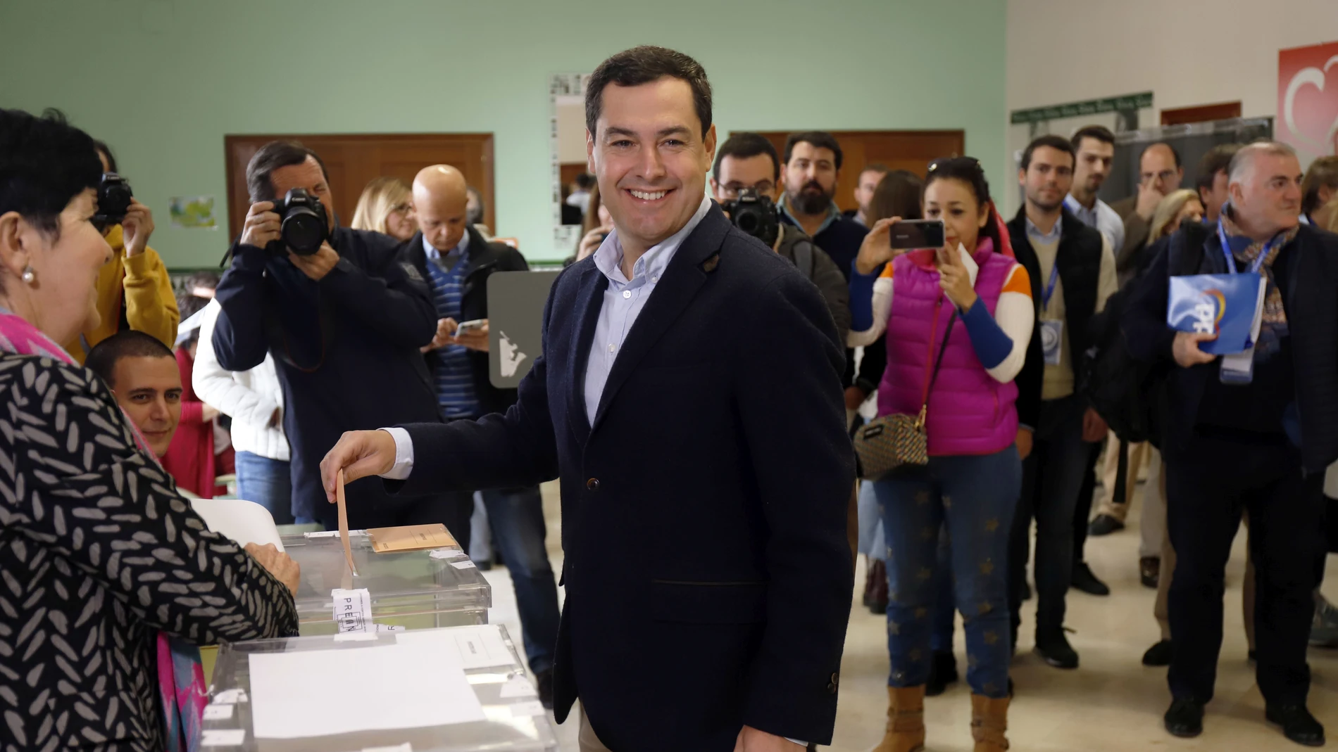 El presidente del PP-A y de la Junta de Andalucía, Juanma Moreno, vota en Málaga esta mañana