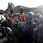 Gendarmes franceses tratan de desbloquear el corte de la autopista que ha sido cortada a primera hora de esta mañana por los independentistas