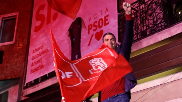 GRAF6881. MADRID, 10/11/2019.- El líder del PSOE Pedro Sánchez celebra los resultados electorales, hoy domingo en la sede socialista de Ferraz, en Madrid. EFE/JuanJo Martín.