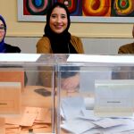 Tres mujeres musulmanas conforman una mesa electoral en un colegio de Melilla. EFE/ Francisco García Guerrero