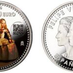 El reverso, ocupando la parte central de la moneda, presenta un detalle a color del lienzo “Las Meninas”, de Velázquez, En el anverso se reproducen las efigies acoladas de los Reyes