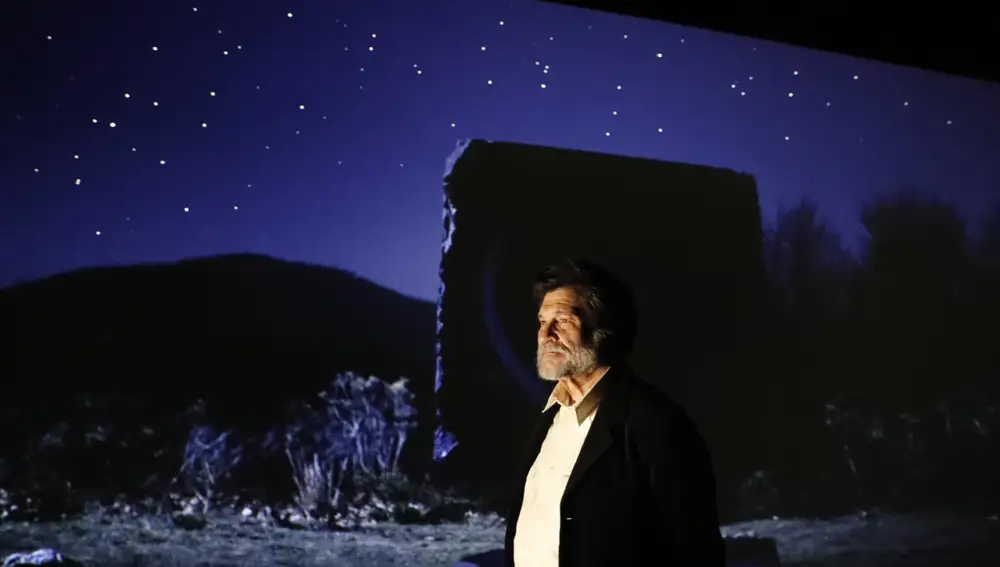 El cineasta Víctor Erice ante su videoinstalación &quot;Piedra y cielo&quot; que se expuso en 2019 en el Museo Bellas Artes de Bilbao. EFE/LUIS TEJIDO