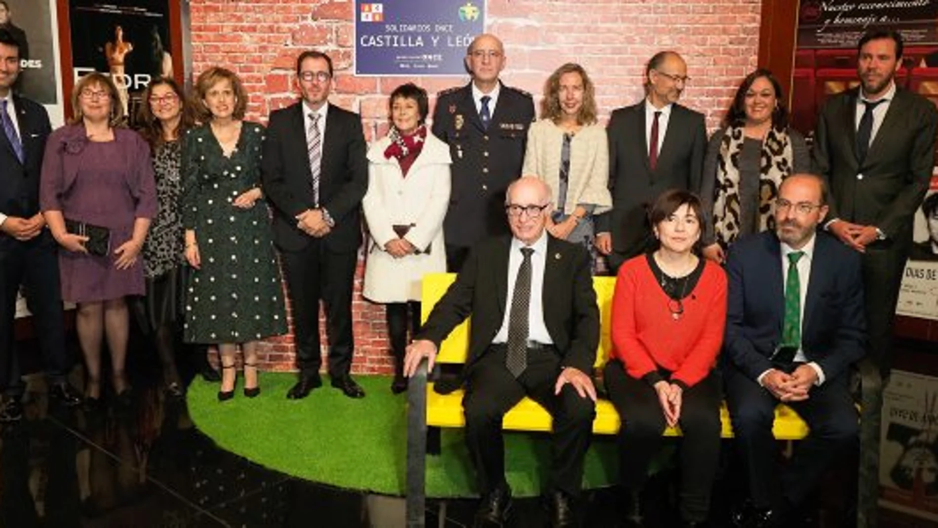 En la imagen los premiados en los Premios solidarios ONCE Castilla y León que han recibido La Exclusiva S.L, Policía Nacional de Castilla y León, la Asociación de Alumnos Voluntarios (ASALVO), Blas Bombín y Cadena SER León, por su programa ‘Hoy por hoy’, junto a autoridades
