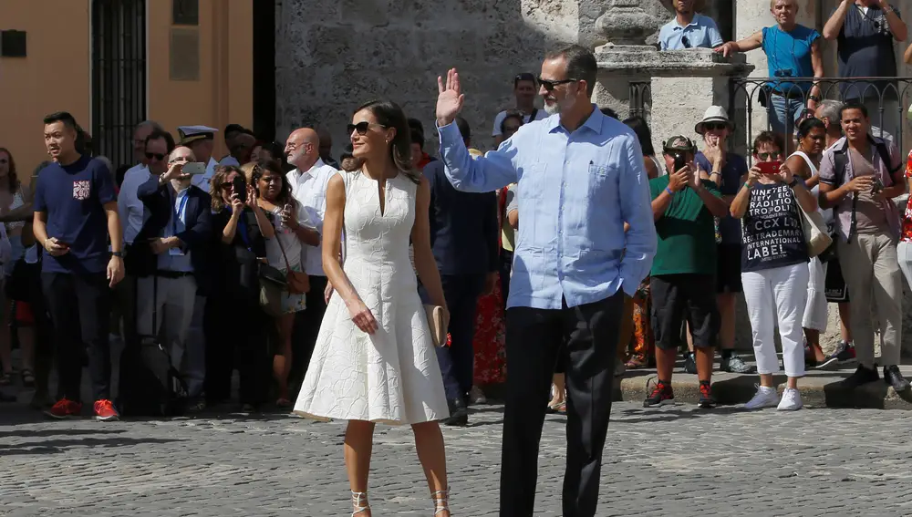 Spain's King Felipe and Queen Letizia greet people as they walk in Old Havana, Cuba, November 12, 2019. Jorge Luis Banos/Pool via REUTERS