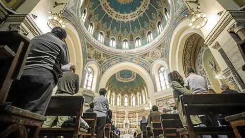 Casi 7 de cada diez españoles reconocen ser católicos, aunque solo dos aseguran ser católicos practicantes. Foto: Reuters