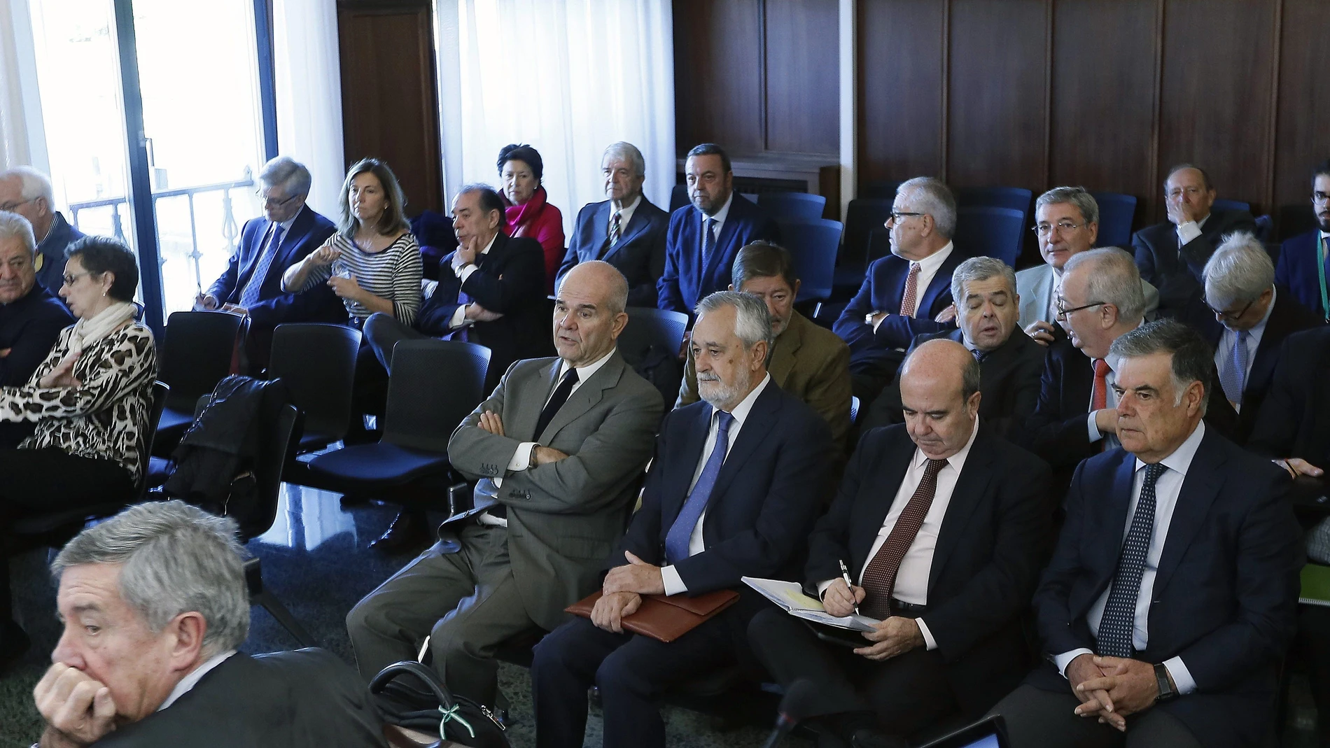 Los ex presidentes andaluces Chaves (4 i) y Griñán (3 i), durante el juicio