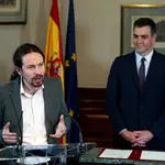 El líder de Podemos, Pablo Iglesias, junto a Pedro Sánchez durante la firma del acuerdo de Gobierno