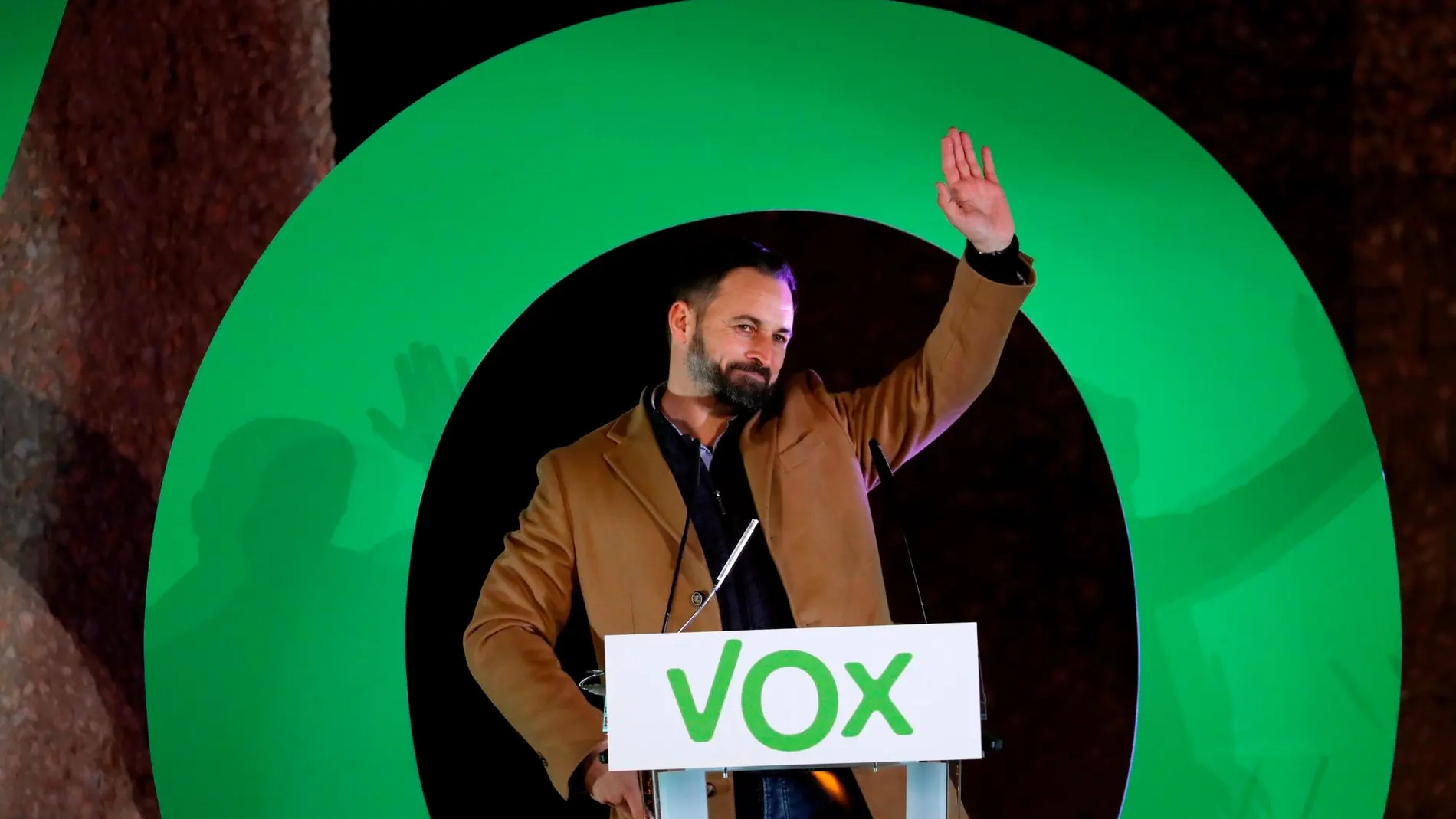 El líder de Vox, Santiago Abascal, este viernes, durante al acto de cierre de campaña del partido en la Plaza de Colón de Madrid / Foto: Efe