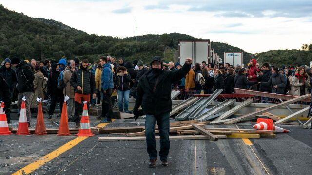 Una multitud de personas corta la carretera de la AP-7 en La Jonquera (Girona), una acción convocada por Tsunami Democràtic