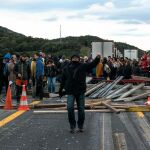 Una multitud de personas corta la carretera de la AP-7 en La Jonquera (Girona), una acción convocada por Tsunami Democràtic
