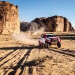 Fernando Alonso y su Toyota, en el desierto de Arabia Saudí
