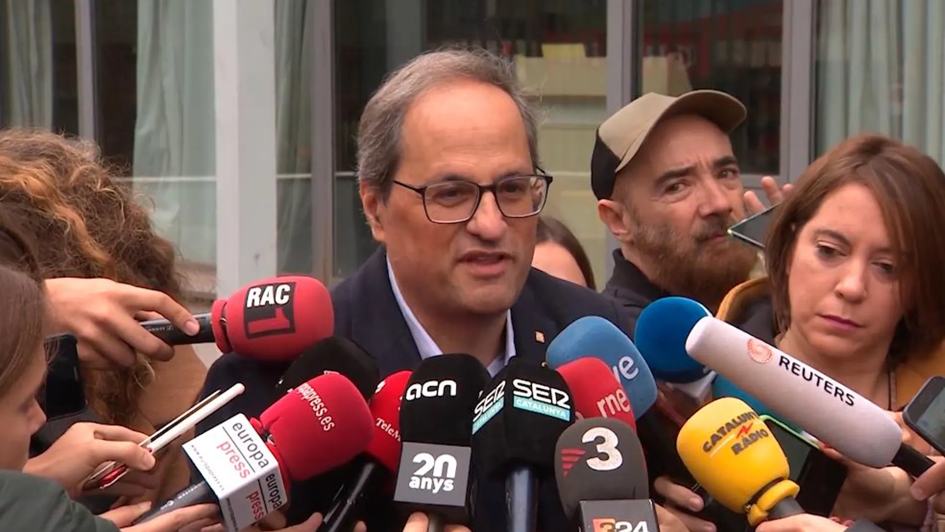 El presidente de la Generalitat , Quim Torra, haciendo declaraciones después de ejercer su derecho a voto