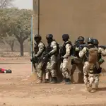 Soldadaos de Burkina Faso participan en una simulación de asalto en Ouagadougou