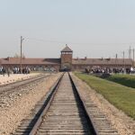 Cerca de Auschwitz está Birkenau, un campo de exterminio a cuyos raíles llegaron miles de personas en tren, la mayoría judíos, y donde eran directamente gaseados