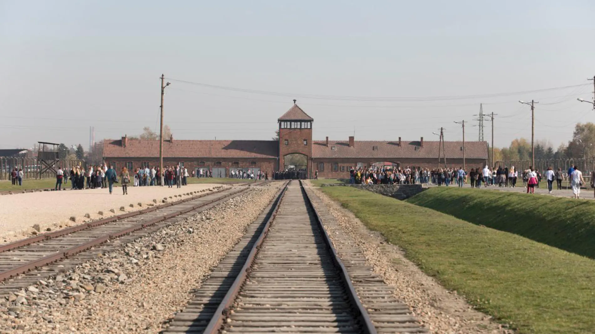Cerca de Auschwitz está Birkenau, un campo de exterminio a cuyos raíles llegaron miles de personas en tren, la mayoría judíos, y donde eran directamente gaseados