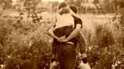 Este tipo de madre genera en los hijos unos lazos afectivos muy difíciles de cortar, de manera que el desarrollo psico emocional de los mismos se retrasa porque se produce una fijación del amor y del deseo hacia la madre, provocando un rechazo inconsciente hacia toda mujer u hombre del mundo exterior.