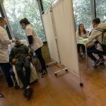 GRAFCAT7900. BARCELONA, 12/11/2019.- Una marea de batas blancas ha desplazado hoy a las sotanas en la parroquia de Santa Anna de Barcelona, que durante tres días se convertirá en un pequeño 'hospital de calle' para atender a las personas sin hogar que viven a la intemperie en la capital catalana. EFE/Enric Fontcuberta