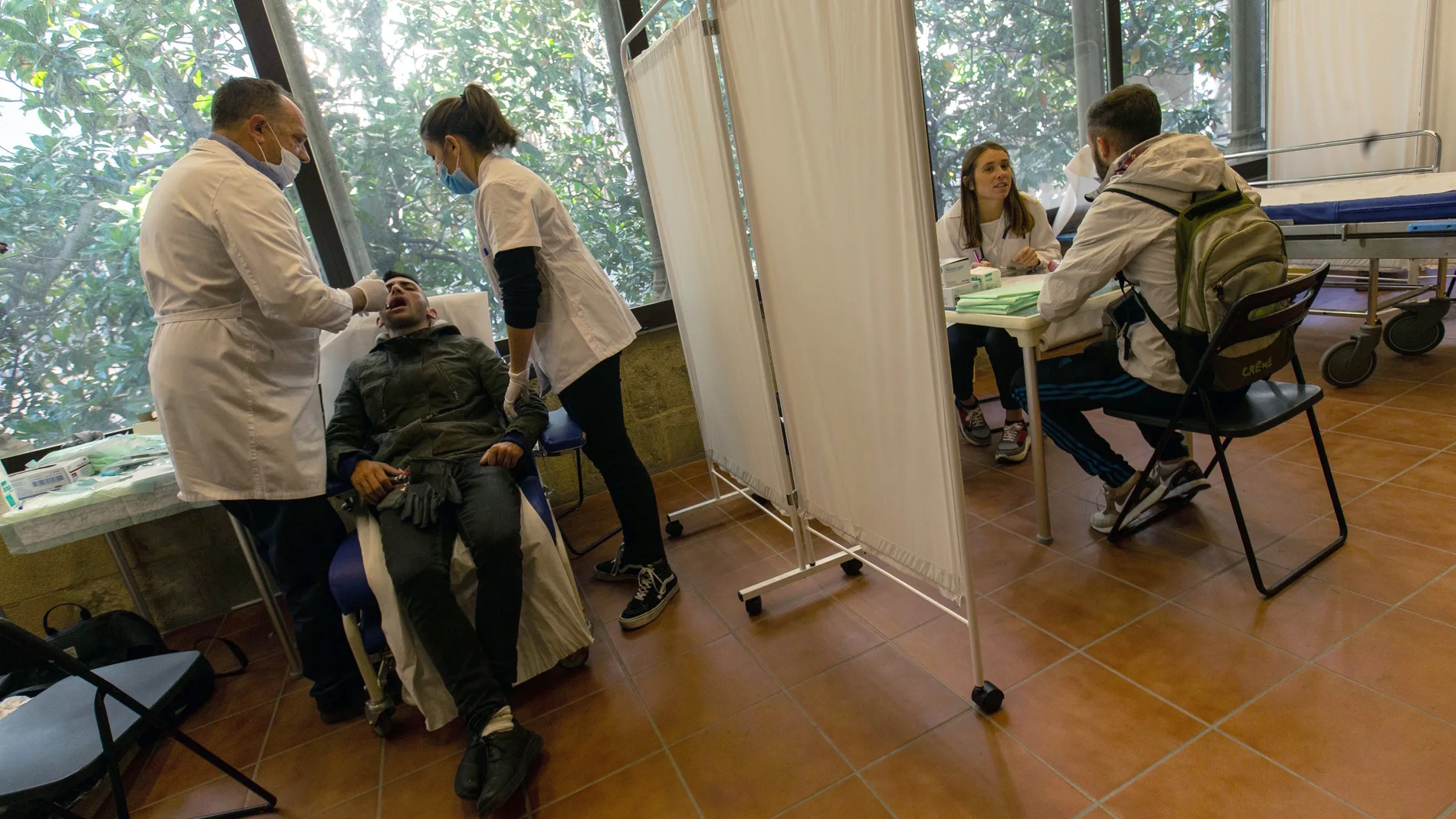 Batas blancas en vez de sotanas en la parroquia de Santa Anna de Barcelona