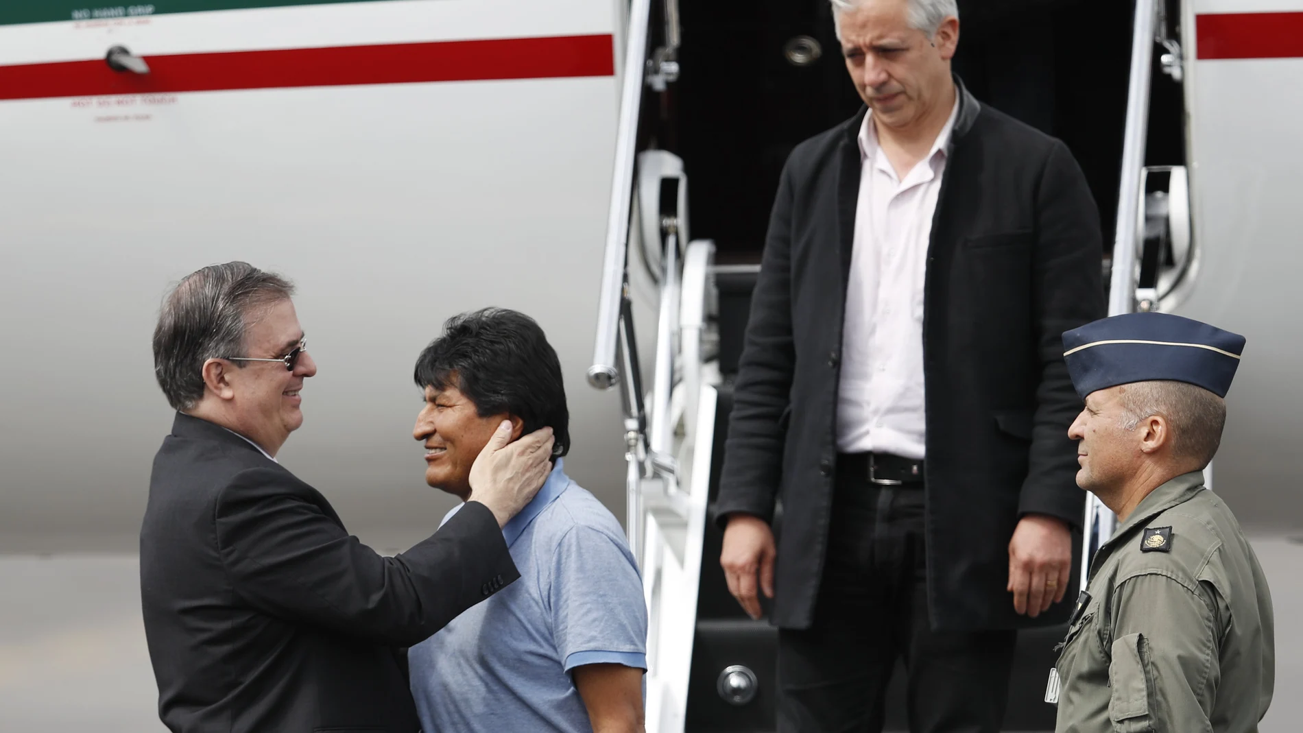 El ministro Marcelo Ebrard recibe a Evo Morales a su llegada a México