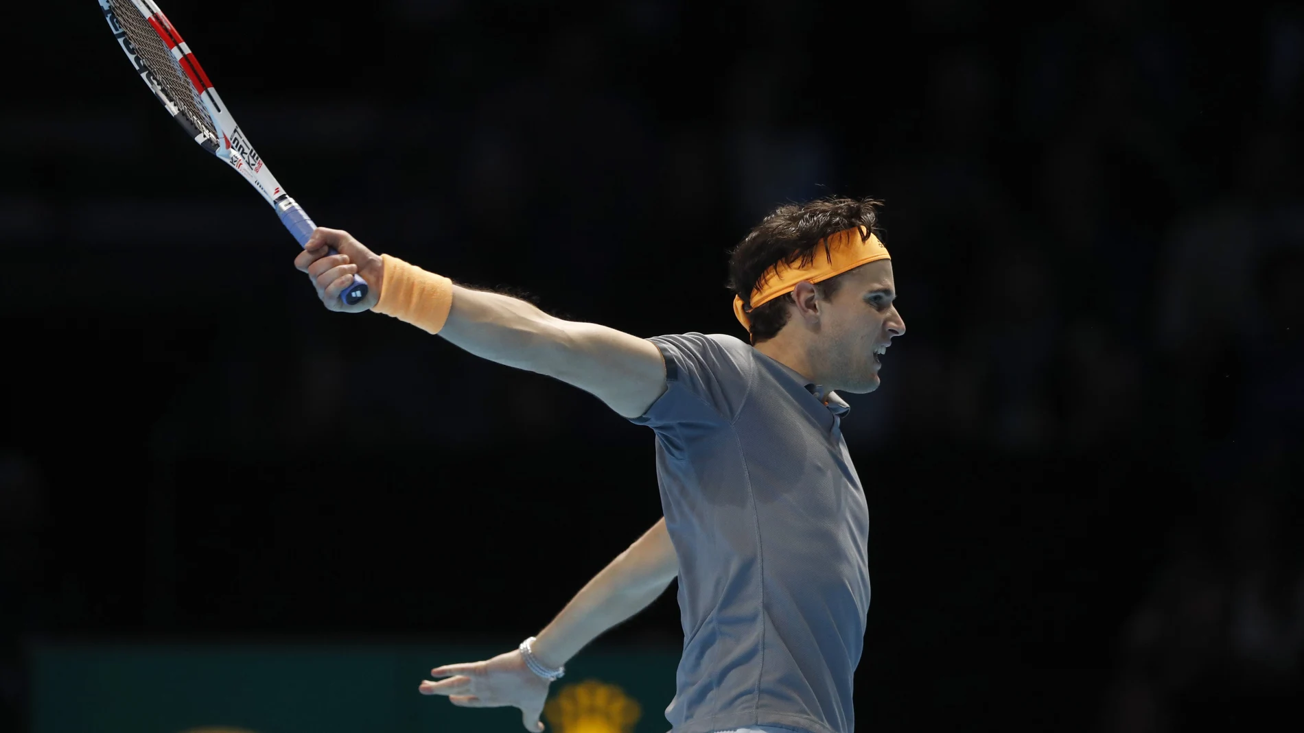 Thiem golpea una pelota de revés en su partido contra Djokovic