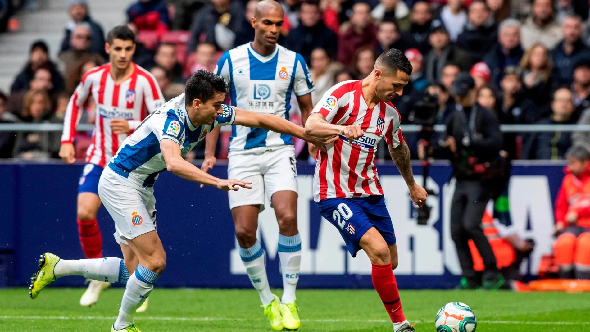 El centrocampista del Atlético de Madrid Víctor Machín 'Vitolo' (d), disputa el balón con el defensor colombiano del RCD Espanyol Bernardo Espinosa/Foto: Efe