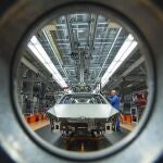 Un operario trabaja en la fabricación de un coche de la marca Volkswagen en Alemania