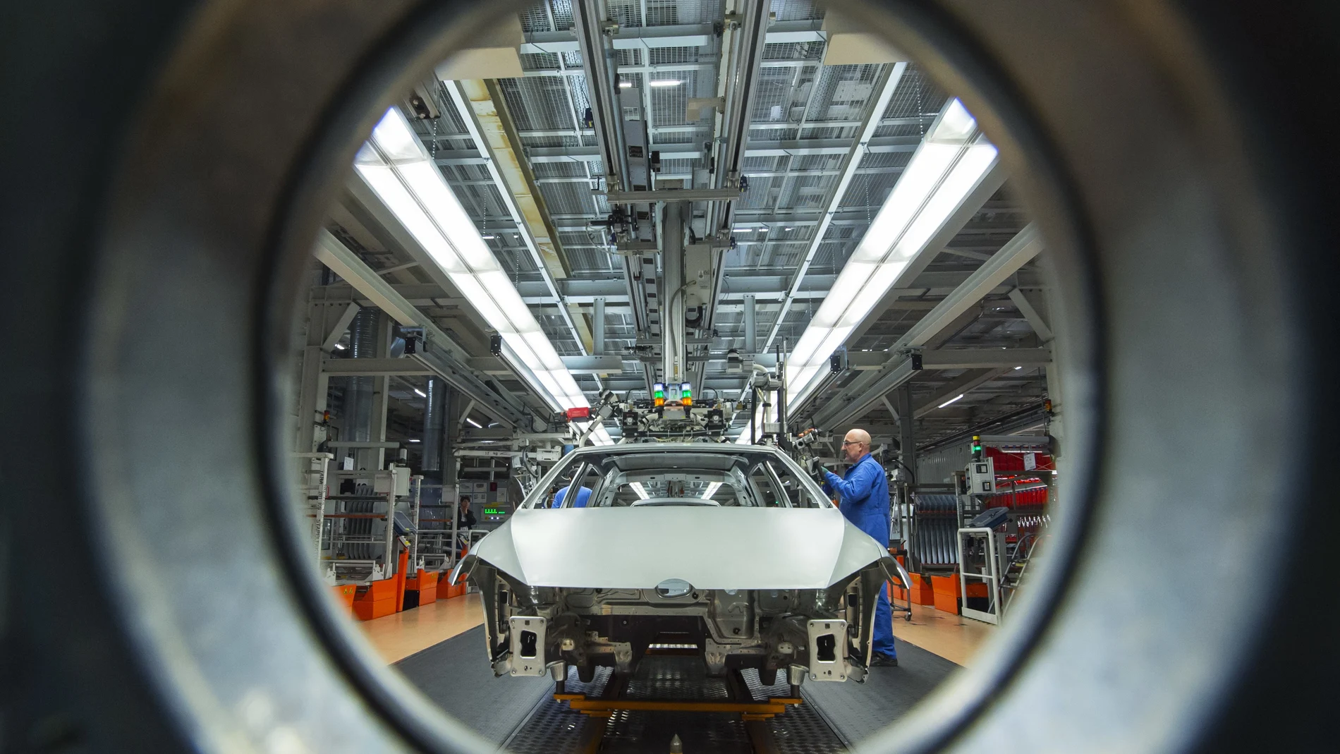 Un operario trabaja en la fabricación de un coche de la marca Volkswagen en Alemania