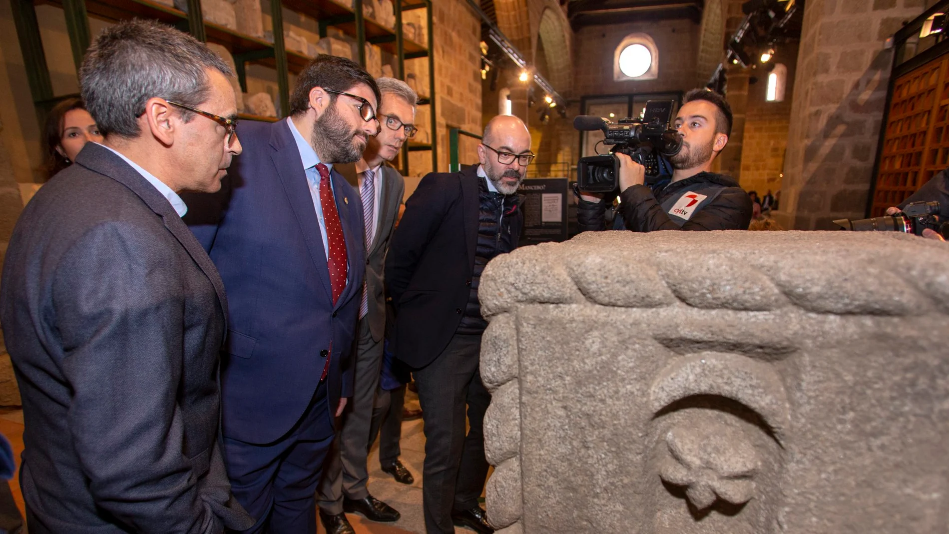 El consejero de Cultura y Turismo, Javier Ortega, inaugura la exposición ‘El Mancebo de Arévalo. Vida y obra’, que puede visitarse en el Museo de Ávila junto al alcalde de Ávila, Jesús Manuel Sánchez Cabrera, y el delegado de la Junta, José Francisco Hernández