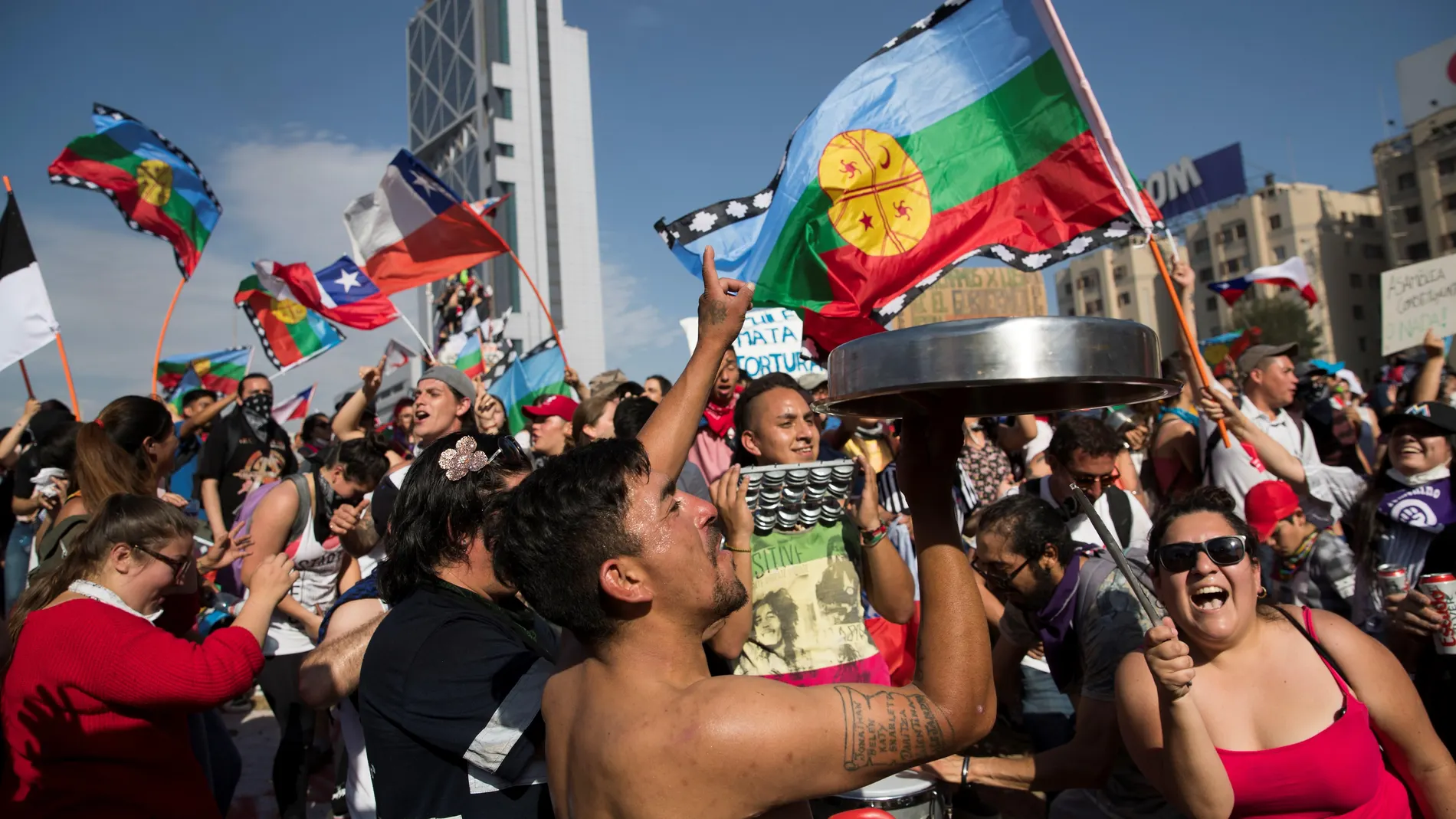Huelga en Chile lleva a las calles clamor por garantías de derechos básicos