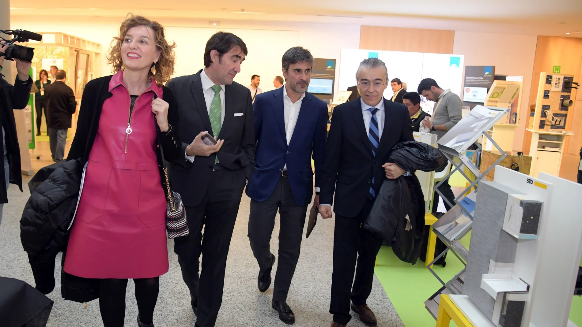Suárez-Quiñones conversa con Bruno Gutiérrez y Roberto Sáiez en presencia de María Pardo, a su llegada al foro