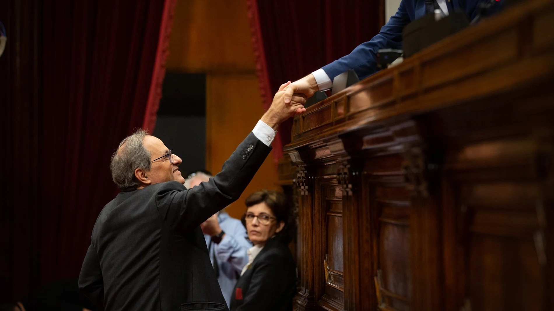 Torra ayer en el Parlament saludando a Roger Torrent