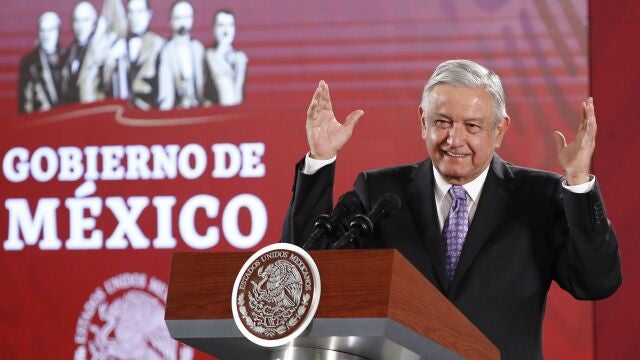 CIUDAD DE MÉXICO (MÉXICO),13/11/2019.- El presidente de México, Andrés Manuel López Obrador, habla este miércoles durante su conferencia de prensa matutina en Palacio Nacional, en Ciudad de México (México). Obrador cumplió este miércoles 66 años y lo hizo recordando a dos de sus "héroes" y a la cantante española Ana Belén, por su canción "Yo también nací en el 53". EFE/José Méndez