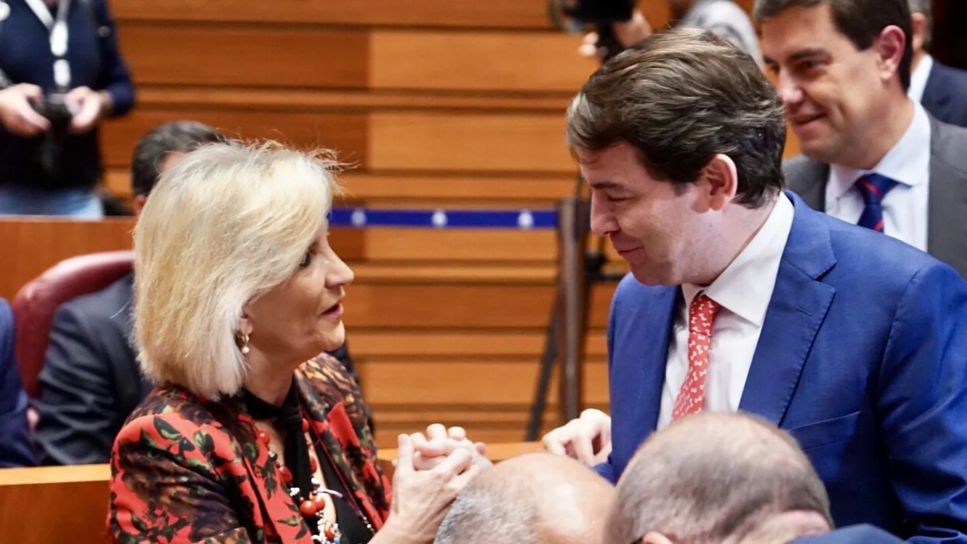 El presidente de la Junta, Alfonso Fernández Mañueco, conversa con la consejera de Sanidad, Verónica Casado, en un momento del pleno de las Cortes