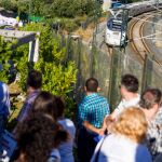 Familiares y amigos de las víctimas del accidente del tren Alvia, en un homenaje en su memoria en la curva de Angrois, lugar del accidente / Foto: Efe