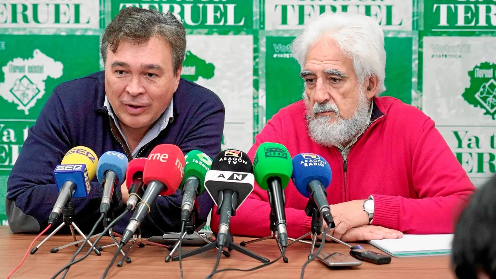 Tomás Guitarte, a la izquierda, en una rueda de prensa ayer