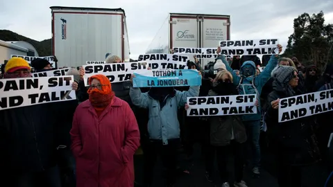 Manifestantes cortan la AP-7 en la Jonquera, en la frontera con Francia / Foto: Europa Press