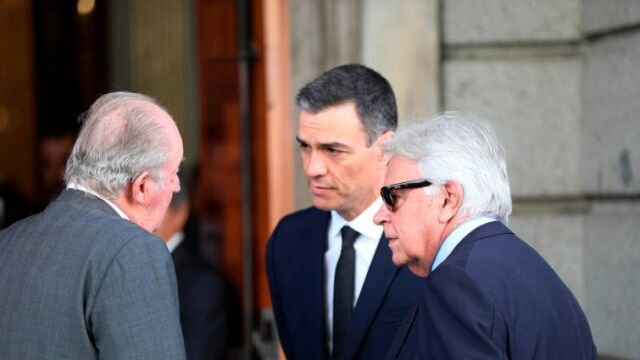 Pedro Sánchez y Felipe González en la capilla ardiente de Alfredo Pérez Rubalcaba