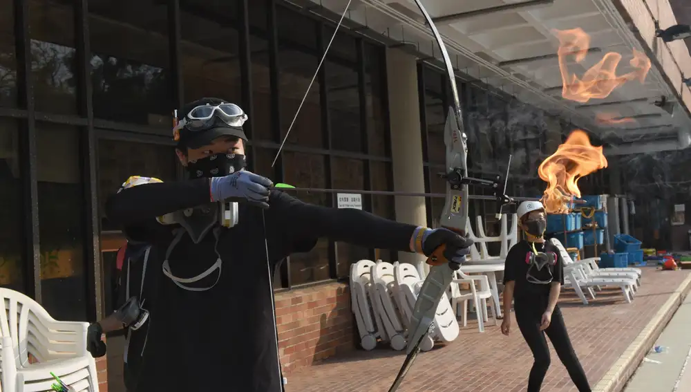 Un manifestante practica con un arco en la Universidad Politécnica de Hong Kong